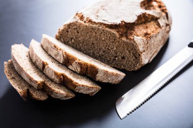 Dilimlenmiş ekmek bıçağı ile