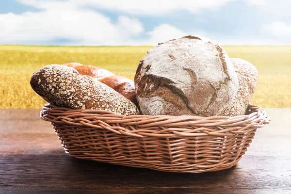 Brotvielfalt im Korb — Stockfoto