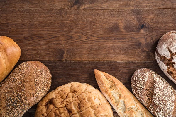 Gebackenes Brot auf Holztisch — Stockfoto