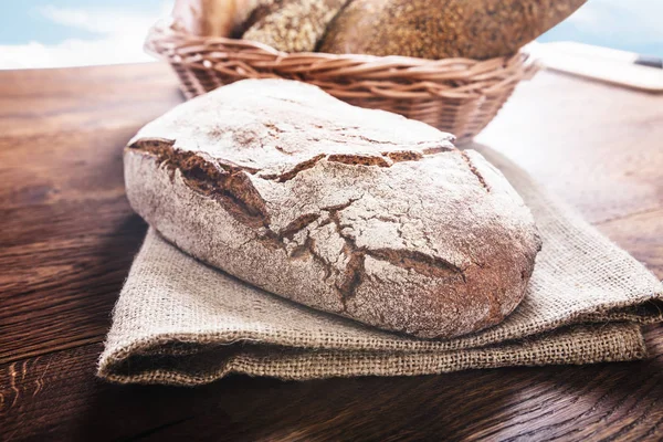 Frisch gebackenes traditionelles Brot — Stockfoto