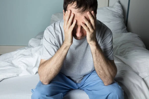 Fejfájásban szenvedő férfi — Stock Fotó