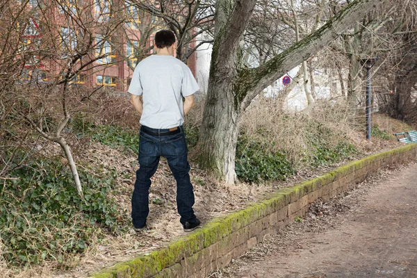 Man Peeing Outside — Fotografie, imagine de stoc