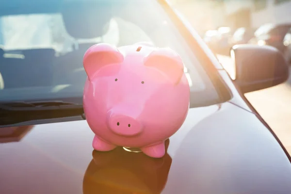 Piggybank บนรถใหม่ — ภาพถ่ายสต็อก