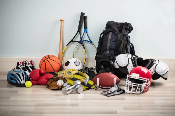 Equipamentos desportivos no chão — Fotografia de Stock