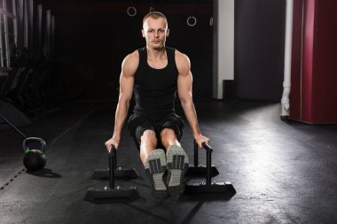 Push-up egzersiz yapan erkek