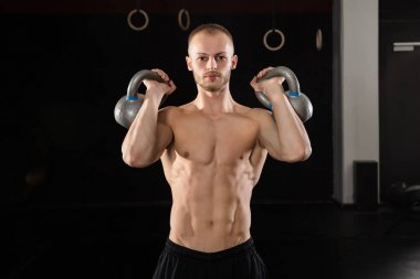 Adam su ısıtıcısı çan ile egzersiz