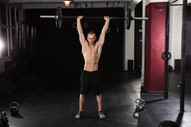 Sporcu adam halter kaldırma