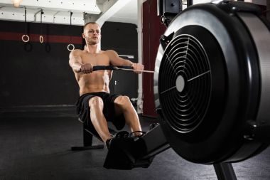 Satır makine ile egzersiz adam