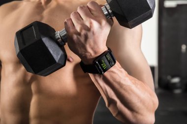 Sporcu adam Holding Dumbbell