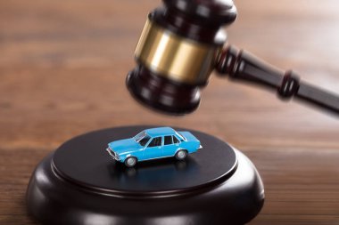 Araba modeli üzerinde çarpıcı tokmak
