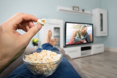 Kişi film izliyor