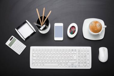 Ofis donatım üstünde okul sırası