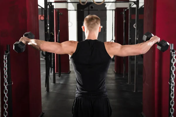 Hombre consiguiendo entrenado con sombrillas —  Fotos de Stock