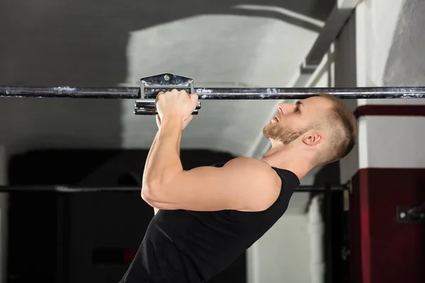 Hombre haciendo estrecho agarre Pullup — Foto de Stock