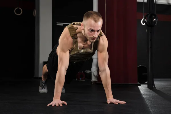 Jeune bodybuilder faisant push-ups — Photo