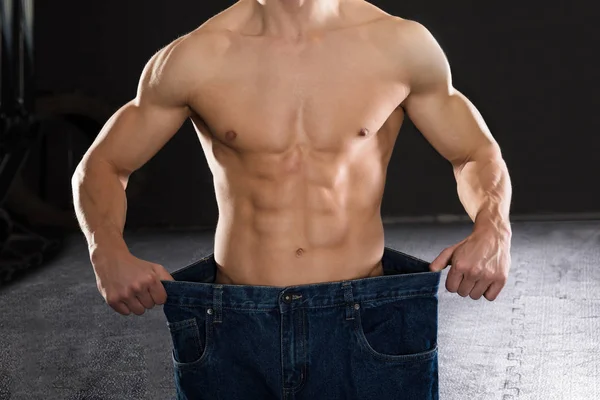 Hombre usando pantalones vaqueros sueltos — Foto de Stock