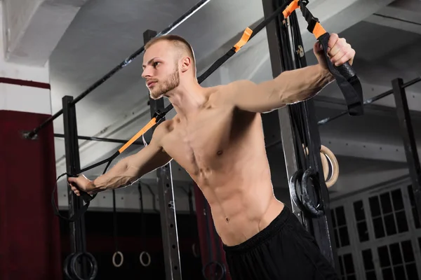 Hombre Ejercicio con entrenador de suspensión —  Fotos de Stock