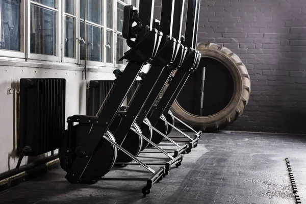 Trainingsgeräte im Fitnessstudio — Stockfoto