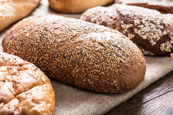 Taze pişmiş ekmekler — Stok fotoğraf
