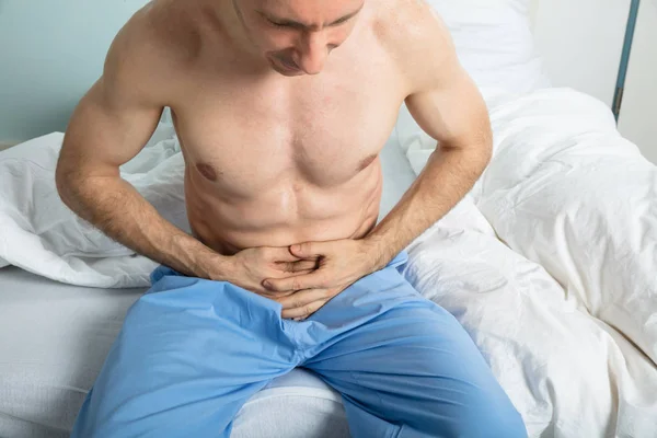 Uomo che soffre di mal di stomaco — Foto Stock