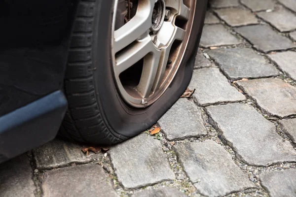 Damaged Flat Tire Of Car — Stock Photo, Image