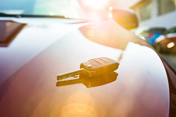 Chave colocada no carro novo — Fotografia de Stock