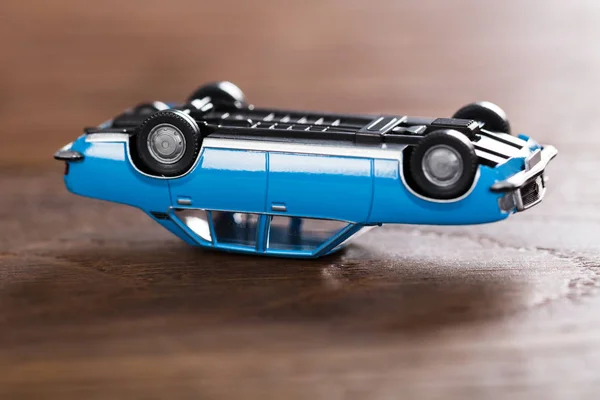 木製の机の上のおもちゃの車 — ストック写真