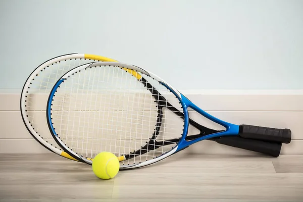 Par de raquetes e bola — Fotografia de Stock