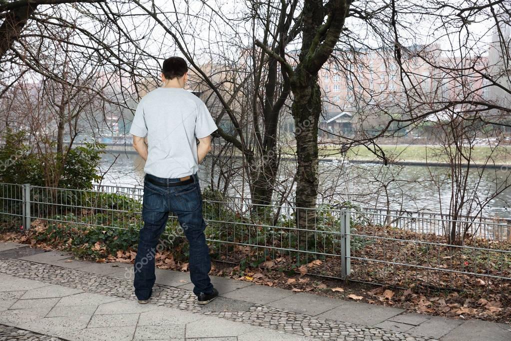 men boy of india Photo peeing