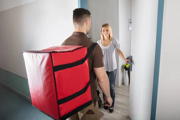 Liefermann mit roter Tasche — Stockfoto