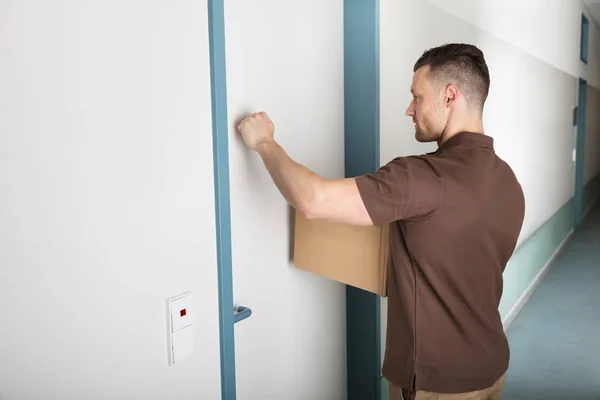 Delivery Man Knocking Door — Stock Photo, Image