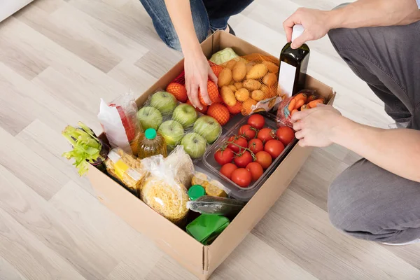 Couple With Groceries In Box — Stock Photo, Image