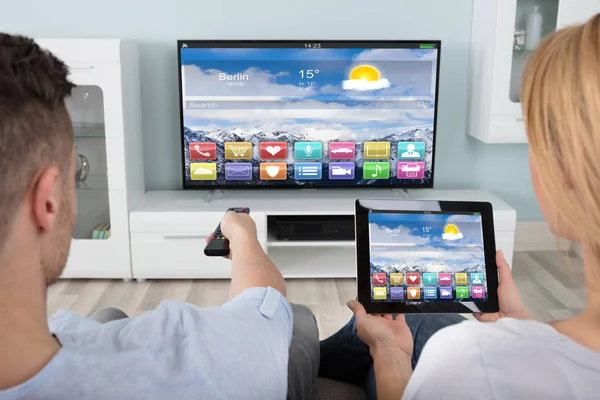 Couple Connecting Digital Tablet — Stock Photo, Image