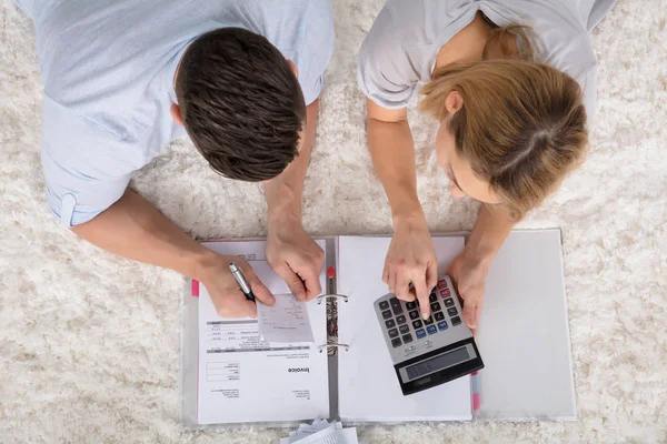 Couple Calculating Invoice — Stock Photo, Image