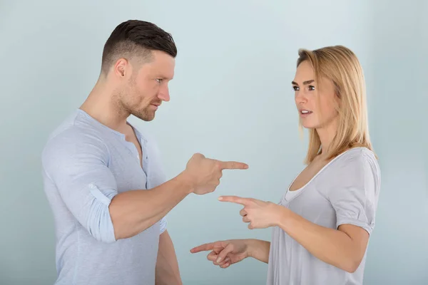 Casal apontando um para o outro — Fotografia de Stock