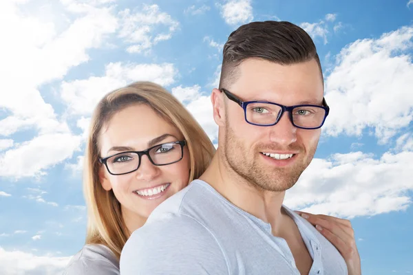 Casal sorridente com óculos — Fotografia de Stock