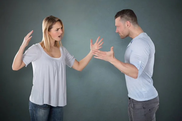 Junges Paar streitet — Stockfoto