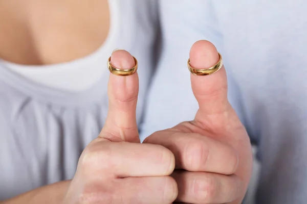 Пара с золотыми кольцами — стоковое фото