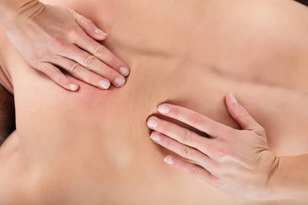 Masseur Giving Relaxing Massage — Stock Photo, Image