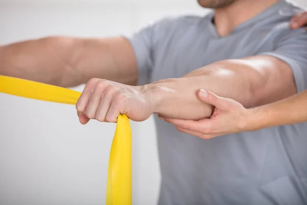 Fisioterapeuta dando entrenamiento al hombre —  Fotos de Stock