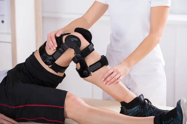 Fisioterapeuta dando exercício na perna — Fotografia de Stock