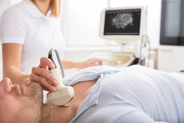 Patient unterzieht sich Ultraschall — Stockfoto