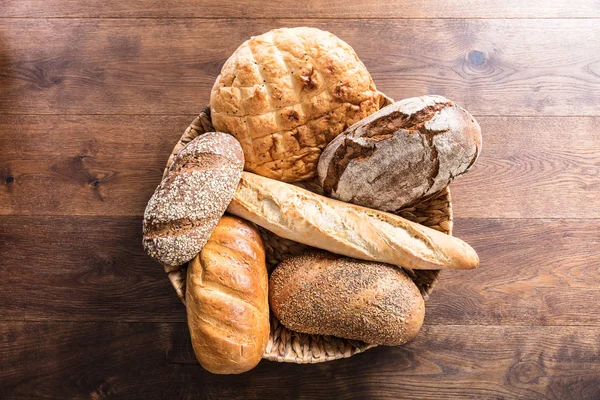 Ποικιλία από φρεσκοψημένα ψωμιά στο καλάθι — Φωτογραφία Αρχείου