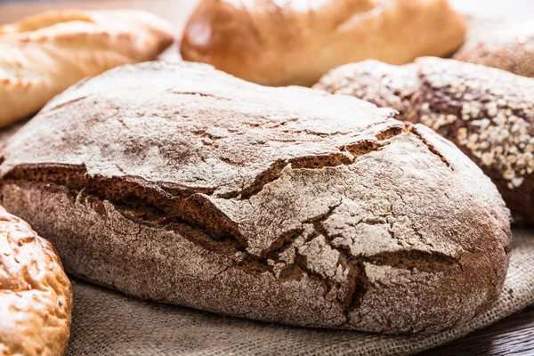 Frisch gebackenes traditionelles Brot — Stockfoto