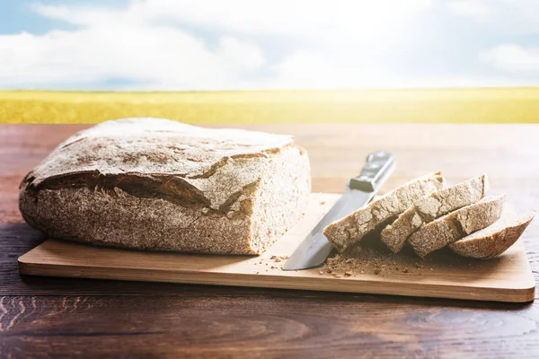 Masada ekmek dilimlenmiş — Stok fotoğraf