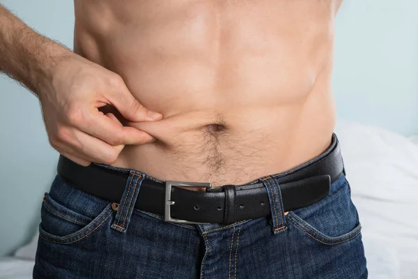 Person misst Fett am Bauch — Stockfoto