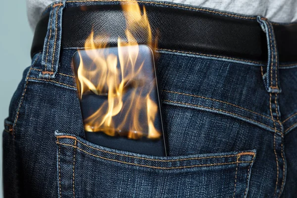 Quema de teléfono en Jeans — Foto de Stock