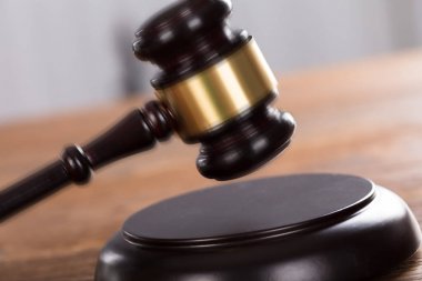 Masanın üzerinde çarpıcı tokmak