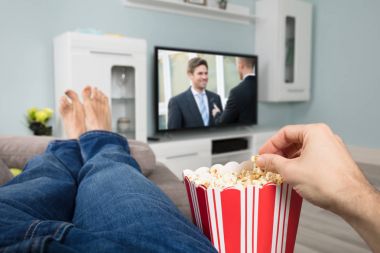 Kişi film izliyor