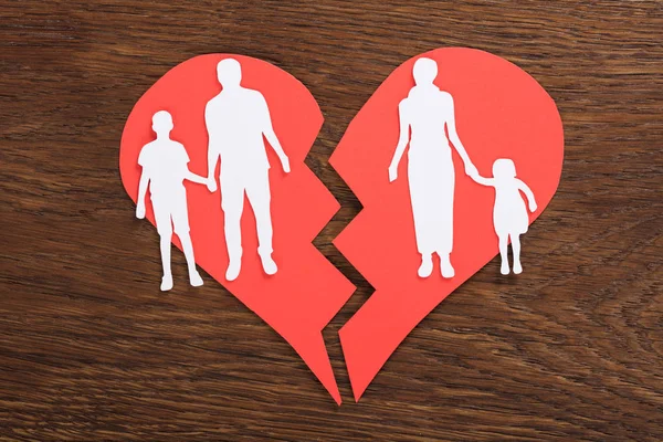 Broken Heart With Family Paper — Stock Photo, Image